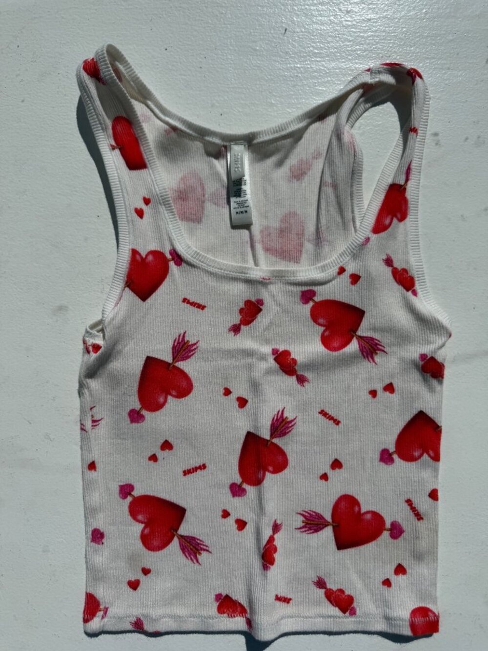 Skims White Ribbed Tank Top With Red Heart & Arrow Print Womens Size Medium